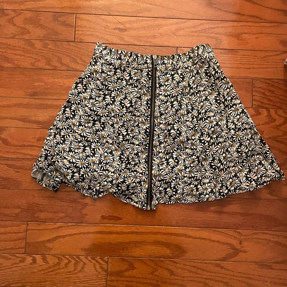 Pins and needles small daisy zipper skirt